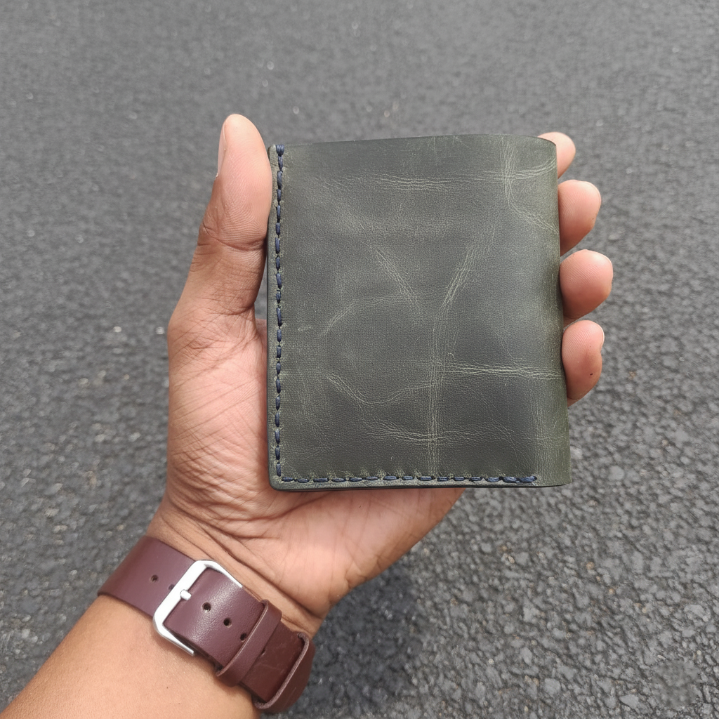 Oliva — The Vertical Wallet with Character (WC-V7)