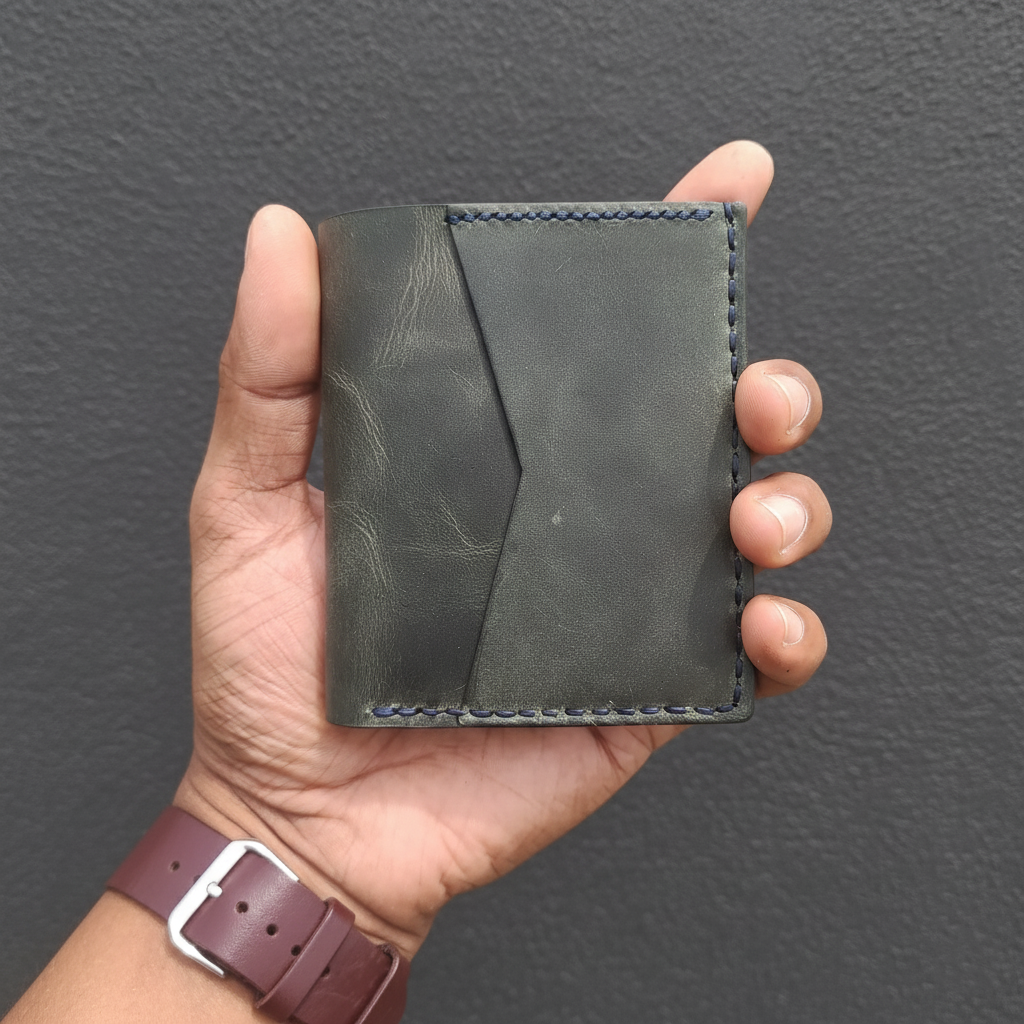 Oliva — The Vertical Wallet with Character (WC-V7)