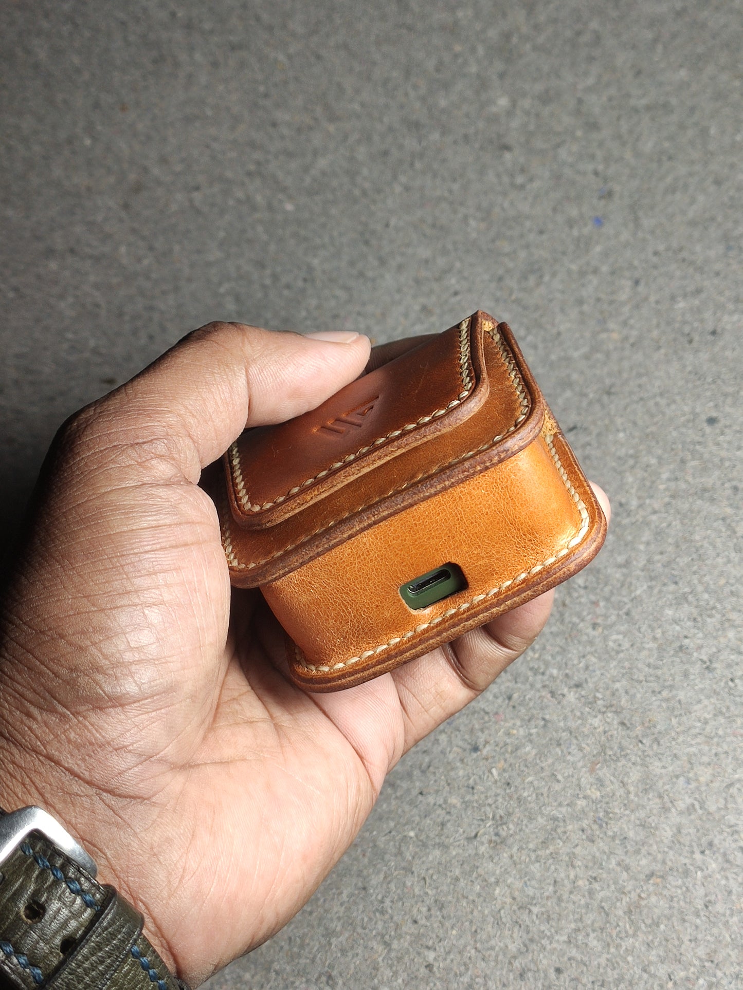 Aeris — The TWS Pouch That Speaks in Silence (WC-E1)