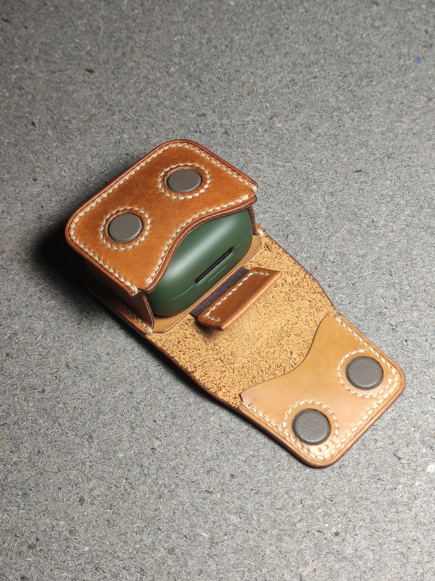 Aeris — The TWS Pouch That Speaks in Silence (WC-E1)