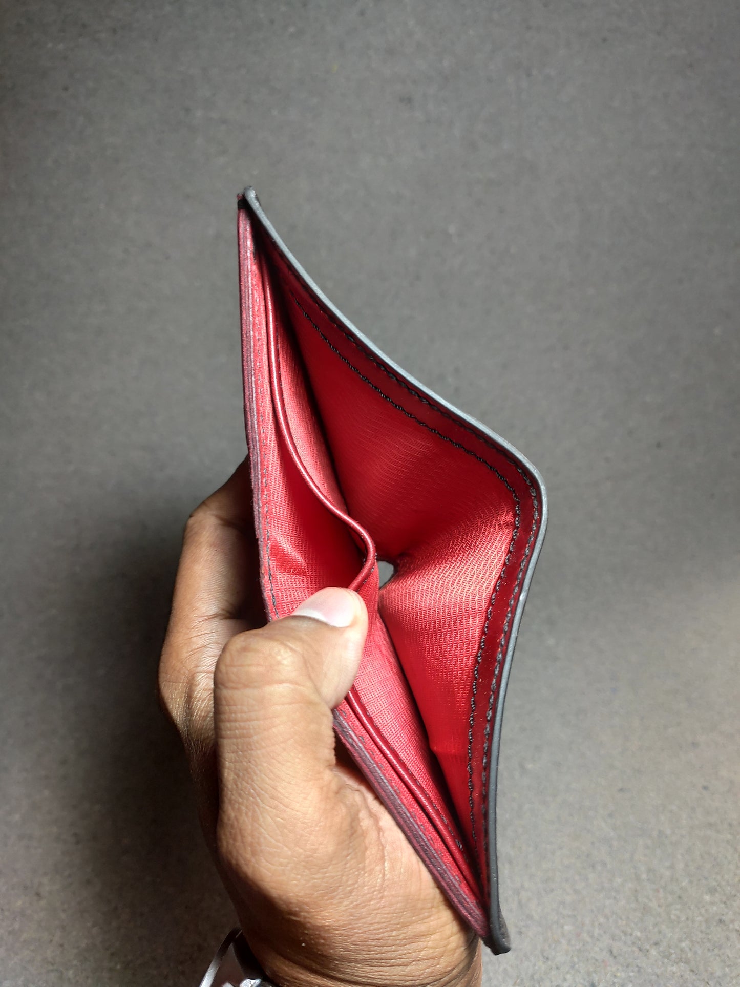 Noir Grid — The Textured Bi-Fold Wallet (WC-V5)