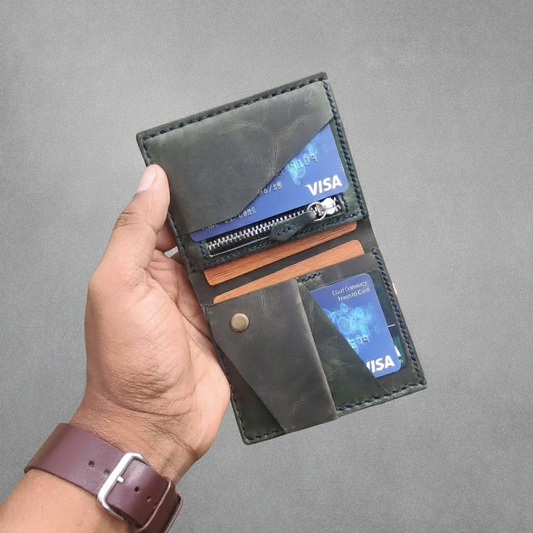 Oliva — The Vertical Wallet with Character (WC-V7)