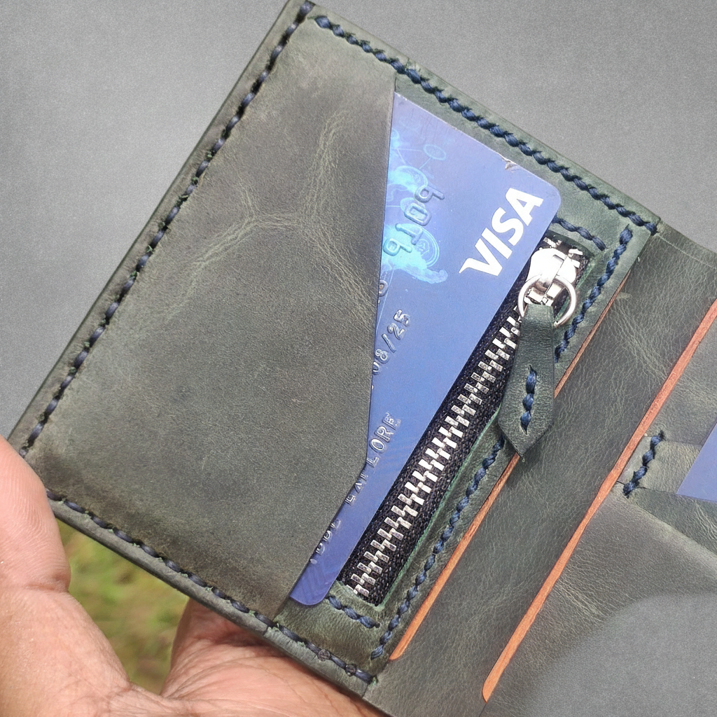 Oliva — The Vertical Wallet with Character (WC-V7)