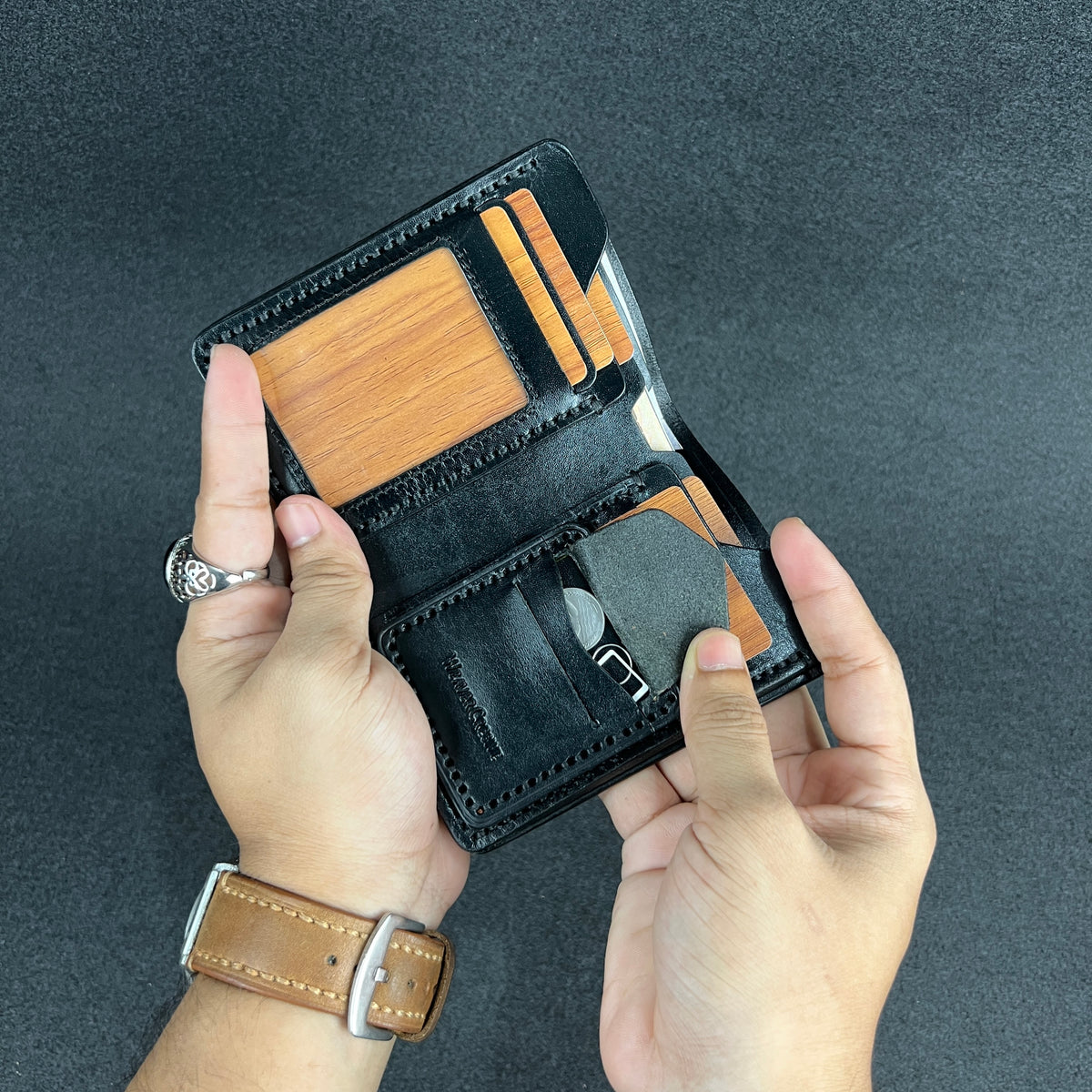Ravelo — Vertical Bi-Fold Wallet (WC-V12)
