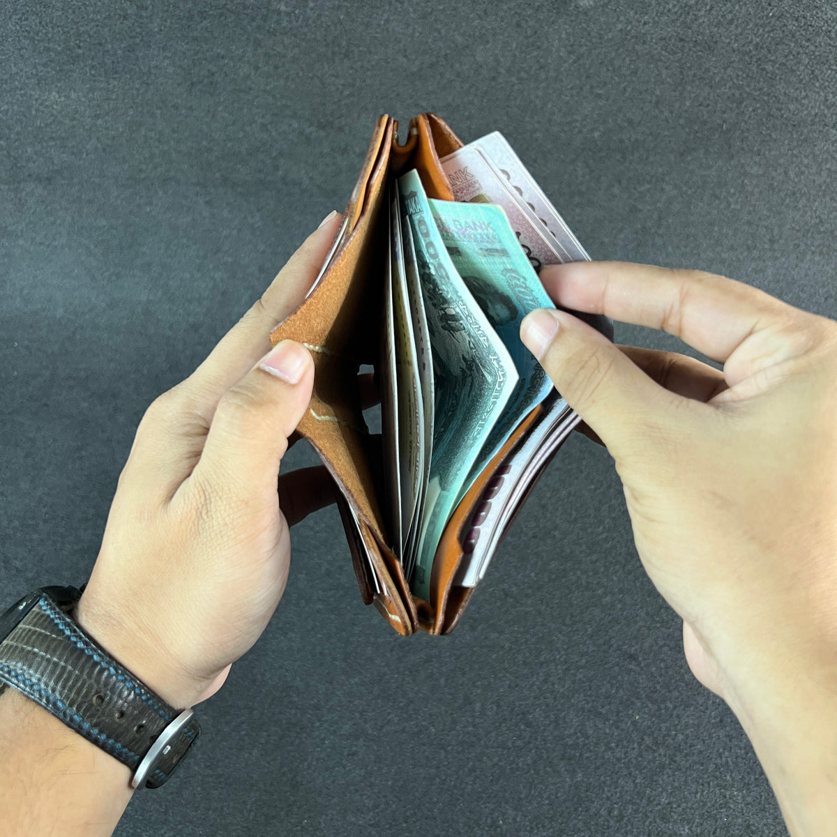 Ravelo — Vertical Bi-Fold Wallet (WC-V12)