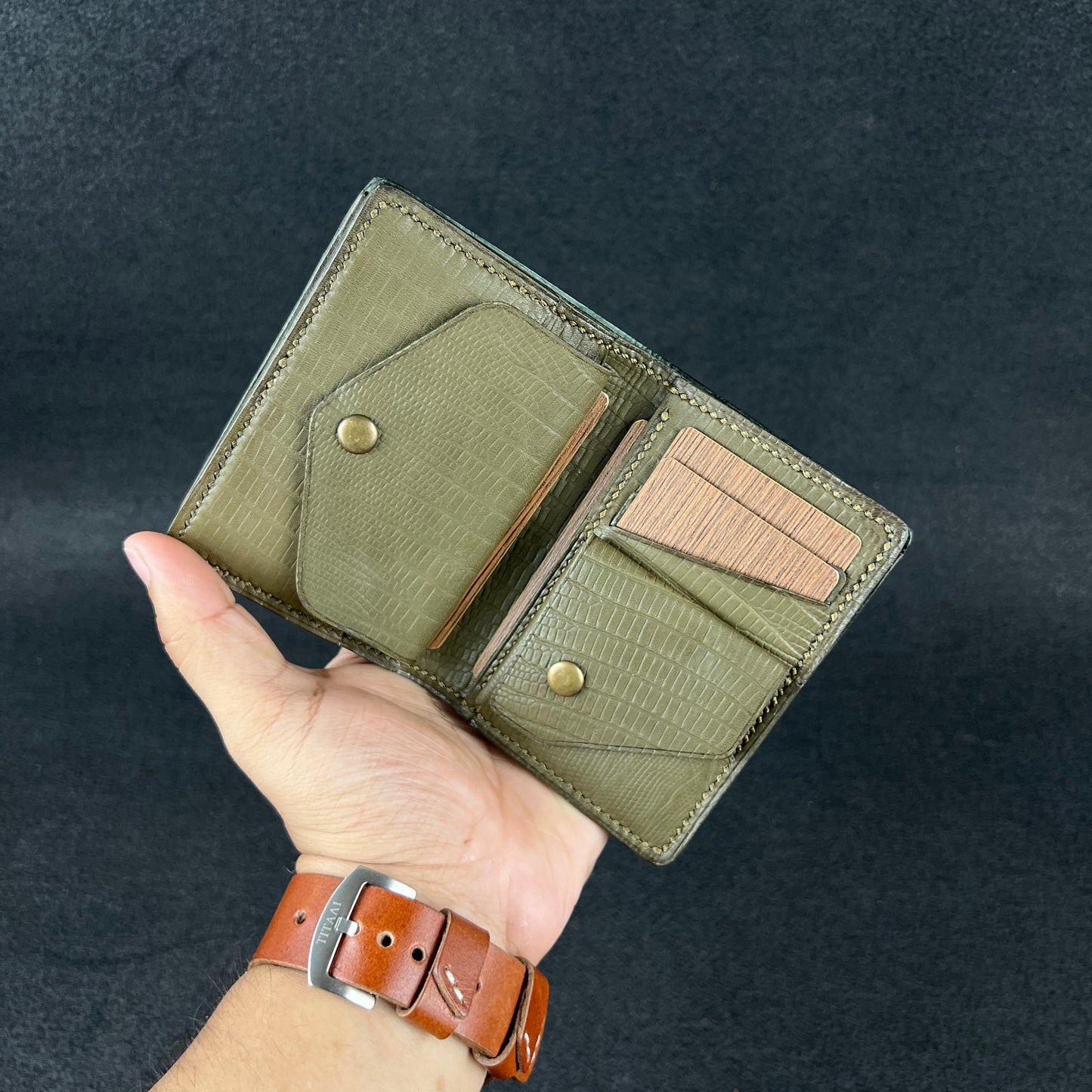 Ignis — Vertical Bi-Fold Wallet (WC-V9)