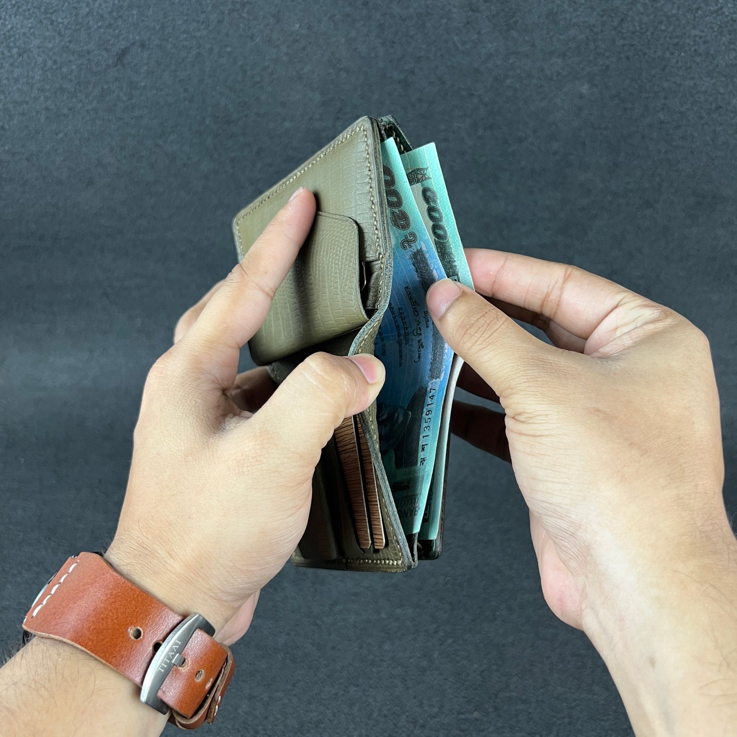 Ignis — Vertical Bi-Fold Wallet (WC-V9)